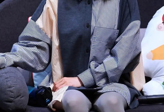 44岁林依晨二胎后状态好真实！穿衬衫裙笑容灿烂，有眼纹也很美！