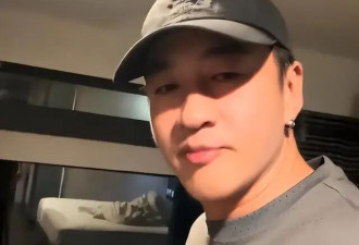 50岁何润东近况曝光，窝酒店打三角洲挣钱，嘴角的笑意压都压不住