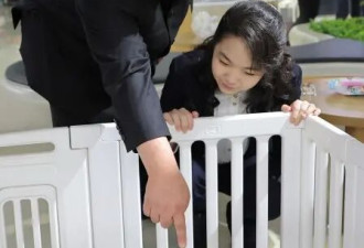 金正恩与女儿视察宠物商店，现场撸猫逗狗