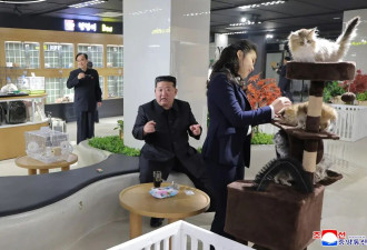 金正恩与女儿视察宠物商店，现场撸猫逗狗
