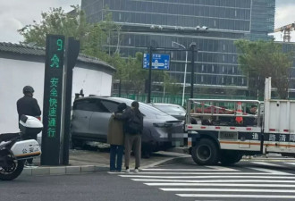 杭州一新能源车撞入围墙，刚脱困就被盖上车衣？