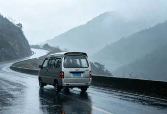 “16个学生挤进7座车”：艰难上学路上的致命车祸