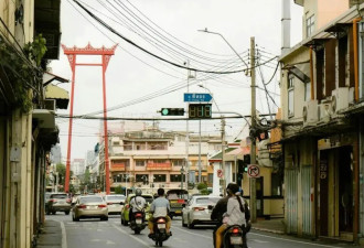 下坠的中国中产家庭，正在批量逃离“陪读天堂”