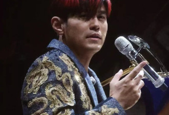 周杰伦演唱会口碑又崩了，本人唱不上去就划水