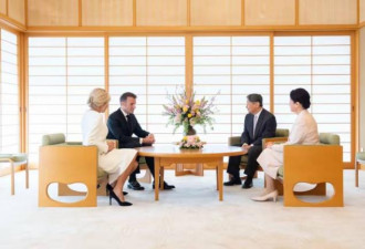 马克龙对日本皇后行吻手礼 爱妻穿紧身裙高跟鞋