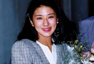 马克龙对日本皇后行吻手礼 爱妻穿紧身裙高跟鞋