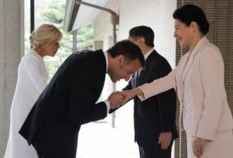 马克龙对日本皇后行吻手礼 爱妻穿紧身裙高跟鞋