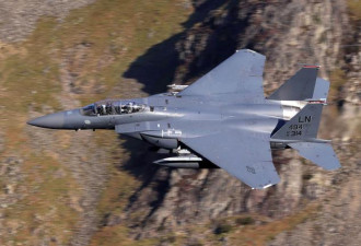 F15坠毁引爆“生死竞速” 第2名飞行员已被救回