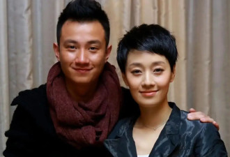 文章和17岁女儿爱马合影，穿西装配白T恤满脸慈爱，看着不年轻了