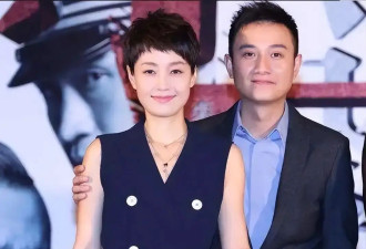 文章和17岁女儿爱马合影，穿西装配白T恤满脸慈爱，看着不年轻了