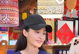 文章和17岁女儿爱马合影，穿西装配白T恤满脸慈爱，看着不年轻了