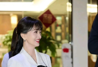 赵雅芝两套穿搭封神！优雅与活力双在线，70+依旧美得松弛又高级