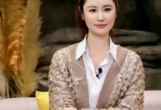 50岁林心如增肥后美得更高级，穿毛衣+半身裙好显贵，差点认不出
