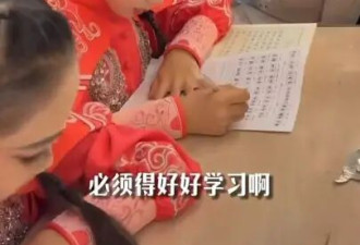 佟丽娅给小酒窝朵朵在舞台剧后台听写作业....