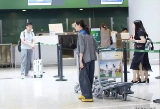 倪萍瘦身后真时髦，走机场戴猫咪墨镜不像67岁