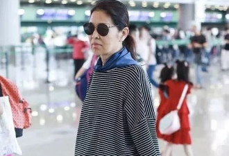 倪萍瘦身后真时髦，走机场戴猫咪墨镜不像67岁