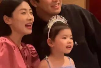 程晓玥挺二胎孕肚为女儿庆生, 一家三口同框画面温馨