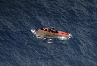 利比亚难民船翻覆"至少70人失踪",15人抓船身画面曝