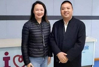 袁鸣：54岁老得自然，与美籍华人老公很恩爱