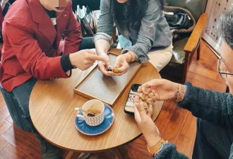 袁鸣：54岁老得自然，与美籍华人老公很恩爱