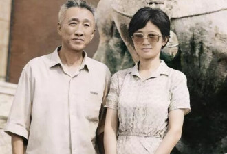 1981年16岁的巩俐和父亲去北京的合影，模样青涩