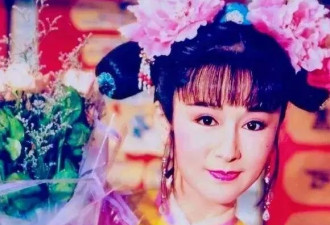 80岁潘迎紫在舞台上跳舞，体态轻盈，年轻有活力