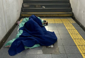 街头实验：给街友10万或社工支持 1年后怎样了？