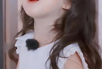 刘畊宏女儿现身三亚！小泡芙染黄发穿露脐装，走路全程低头玩手机