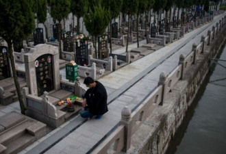 墓碑被贴欠费单引热议：死也死不起