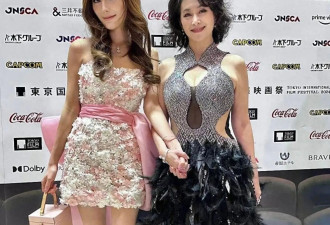 63岁何超琼美到日本去了！穿挖空礼服艳压群芳，比30岁外甥女还美