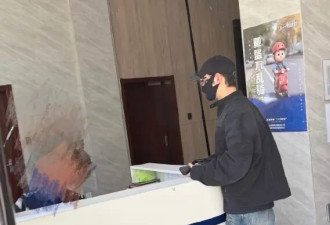 黄晓明现身交警队大厅交罚款 曾因带儿子骑行违反交通法