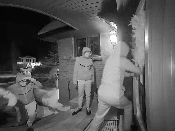 监控画面显示 4 名蒙面男子闯入 Rosedale 住宅。