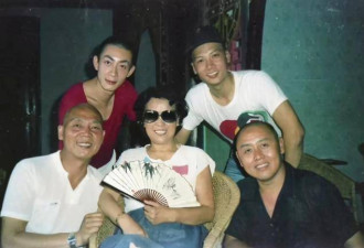 90年代，陈丽华和好友合影，手上戴满了珠宝