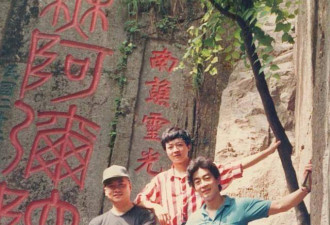 90年代，陈丽华和好友合影，手上戴满了珠宝