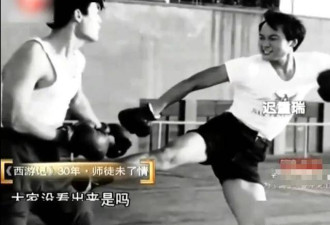 90年代，陈丽华和好友合影，手上戴满了珠宝