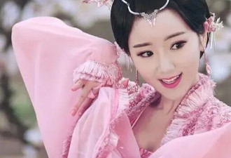 甜美毛晓彤也能如此性感撩人？露出事业线大美腿