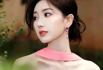 甜美毛晓彤也能如此性感撩人？露出事业线大美腿