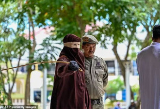 印尼女子和男友婚前亲密，被处100下鞭刑疼到昏迷