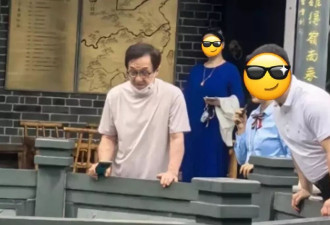 成龙跟儿子罕见同框，43岁房祖名被曝生病