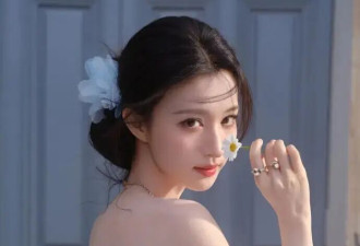 王楚然穿冰蓝露肩纱裙美若天仙！雪肤玉貌性感撩人