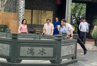 72岁成龙生日现身惠州，儿子房祖名全程陪同，近年常伴关系愈发亲密