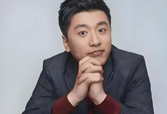 张雪峰女儿让人心酸,收集路人偷拍照,想留下和爸爸合影