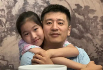 张雪峰女儿让人心酸,收集路人偷拍照,想留下和爸爸合影