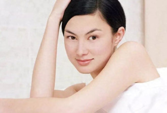 初代玉兰油女孩,迷倒谢霆锋只需白衬衫,49岁成这样