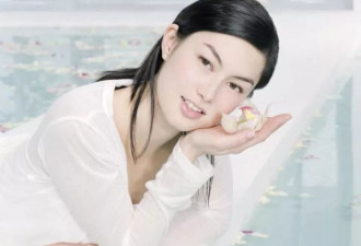 初代玉兰油女孩,迷倒谢霆锋只需白衬衫,49岁成这样