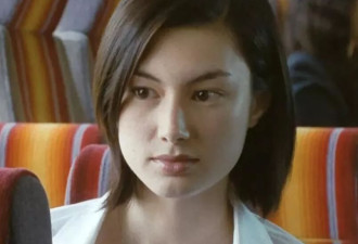初代玉兰油女孩,迷倒谢霆锋只需白衬衫,49岁成这样