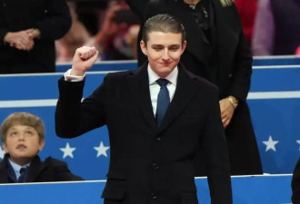 美国拟自动登记兵役引争议 网友喊“巴伦先上！”