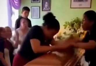 葬礼变“修罗场”！两女发现爱的是同一人 棺材差点被掀翻了