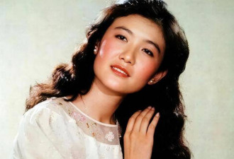她曾是央视第一美女，赴港生子后远居美国