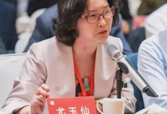 国内套现7个亿后，她露出了身后的美国国旗